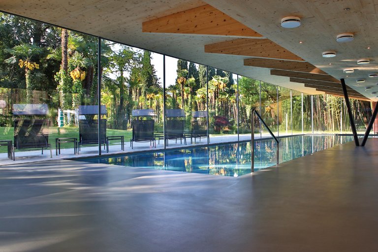 Pavimento in resina per ambienti umidi e aree wellness con piscina coperta